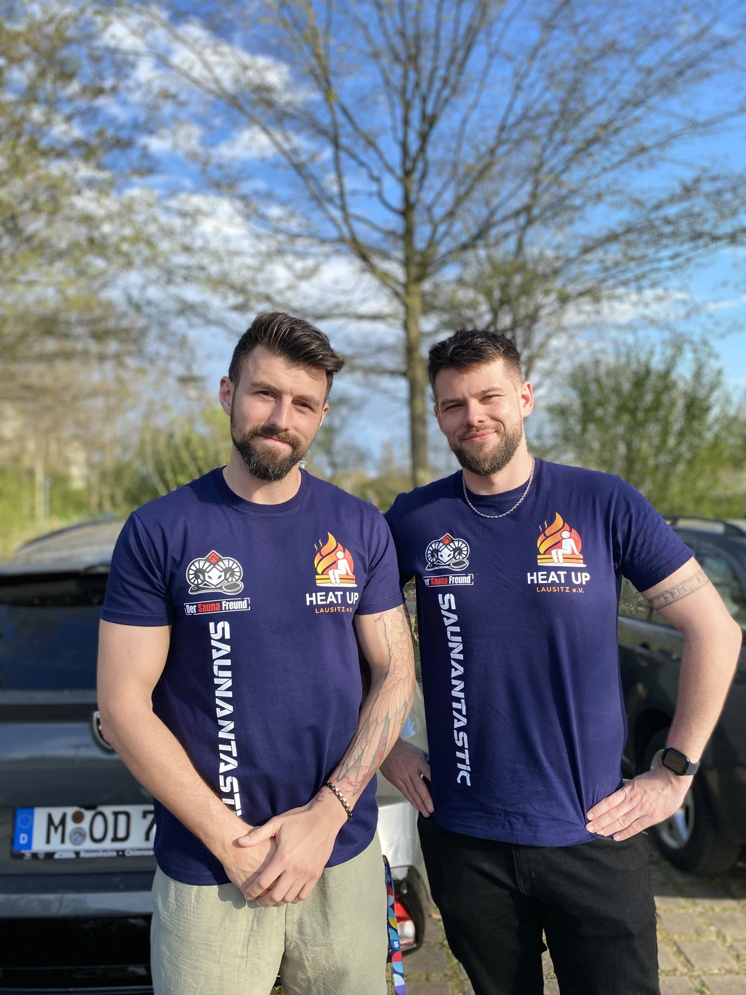Die beiden Vorstände von Heat Up Lausitz in ihren blauen Vereinsshirts